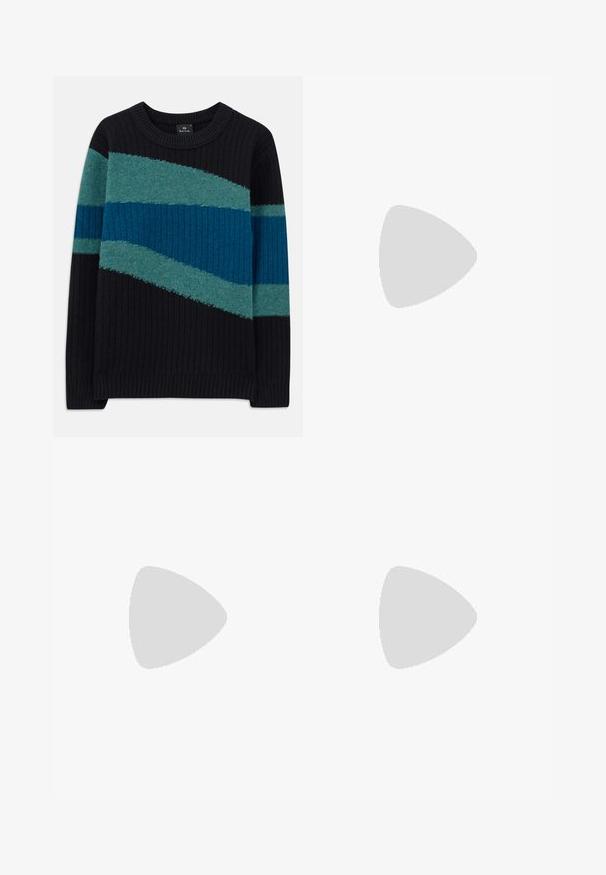Zwarte geribbelde gebreide trui met diagonale teal- en blauwe strepen over de borst en mouwen, ronde hals en lange mouwen.; Blauwe spijkerbroeken met een rechte pijp, uitgerust met een klassieke knoop- en rits sluiting, vijf zakken en subtiele vervaging.; Zwarte lage leren sneaker met vetersluiting aan de voorkant en een platte rubberen zool, gezien van de zijkant tegen een effen witte achtergrond.; Donkerbruine gestructureerde leren crossbodytas met verstelbare riem en klein decoratief blauw accent aan de zijkant.