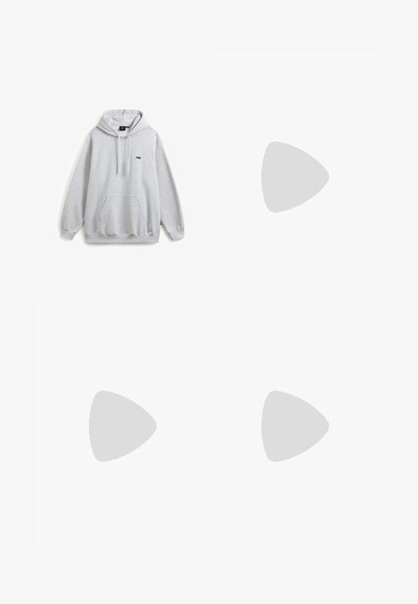 Sudadera gris con bolsillo canguro frontal, capucha con cordón y pequeño logotipo negro en el pecho. Fabricada con material suave de mezcla de algodón.; Camiseta de manga corta gris claro hecha de algodón, con un pequeño logo negro en el pecho y un cuello redondo. Diseño simple, sin patrones.; Vaqueros de mezclilla azul claro de pierna recta con bolsillos delanteros, trabillas para cinturón y cierre de botón, extendidos planos sobre un fondo blanco.; Zapatilla blanca Vans sin cordones con suela de goma y detalles elásticos en los laterales, mostrada sobre un fondo liso.