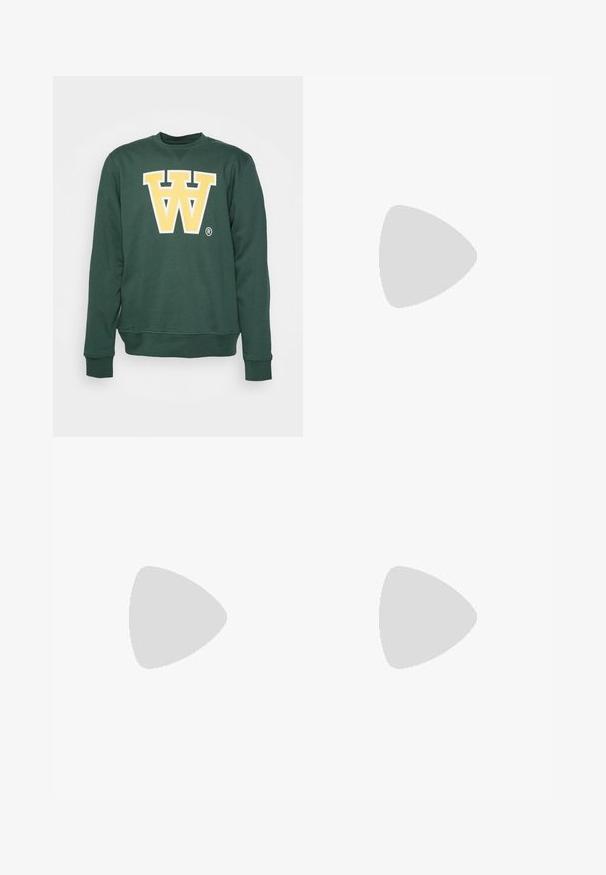 Grüner Sweatshirt aus weichem Stoff, mit einem großen gelben "W"-Logo auf der Vorderseite, Rundhalsausschnitt und gerippten Bündchen und Saum.; Langärmliges, weißes T-Shirt aus weicher Baumwolle. Rundhalsausschnitt mit geraden Saumabschlüssen und ohne sichtbare Muster oder Grafiken.; Hellblaue Denim-Jeans mit geradem Bein, fünf Taschen und einem kleinen Metallknopf am Bund. Ausfransender Saum.; Weiße Nike Air Max 90 Sneaker mit einem Obermaterial aus Mesh und Leder, durchlässigem Zehenbereich und einer sichtbaren Air-Einheit in der Ferse.