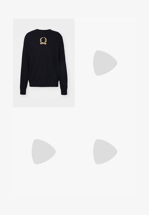 Sort sweater lavet af blødt stof, med et guld broderet laurbærkransdesign på brystet samt ribbede manchetter og kant.; Hvid langærmet skjorte med knap-opsætning og nedknappet krave samt et diskret broderet logo på venstre bryst.; Sorte bomuldsbukser med lige ben-design, fem lommer, sølvhardware og en subtil tekstureret finish.; Sorte læder lavskårne sko med tyk sål, metaløjer, dekorative sølv charms på snørebåndene, og tekstureret mønster på sålen.