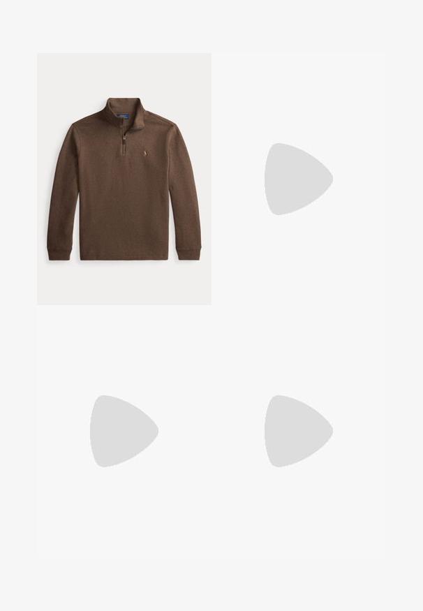 Jersey marrón de manga larga con cremallera hasta el cuarto y pequeño logotipo bordado en el pecho izquierdo, hecho de tela suave.; Pantalones chinos beige fabricados con algodón. Diseño de pierna recta con parte frontal plana, dos bolsillos laterales y cinturilla con cierre de botón.; Botín Chelsea de cuero marrón oscuro con panel lateral elástico y tacón bajo, mostrado de perfil sobre un fondo blanco.; Cinturón de cuero marrón con una hebilla rectangular dorada que presenta un jugador de Polo en relieve montado a caballo y sosteniendo un mazo.
