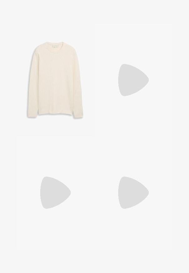 Gebreide trui crème kleur met lange mouwen, ronde hals en een gestructureerd patroon, plat neergelegd op een witte achtergrond.; Marineblauw poloshirt van een gestructureerde stof, met een staande kraag, drie knopen en lichtblauwe accenten op de kraag en mouwen.; Donkerblauwe denim jeans met een rechte pijp, vijf zakken en zichtbare stiksels langs de naden. Voorzien van een rits en een logo-label.; Lage sneaker met witte, grijze, marineblauwe en oranje panelen, beige zool, vetersluiting en Tom Tailor-logo aan de zijkant.
