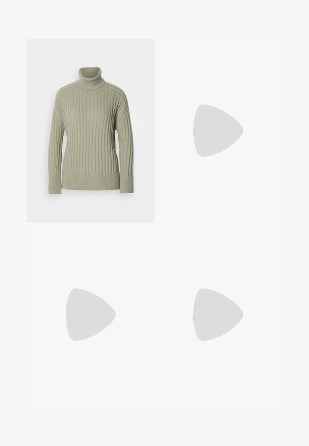 Hellgrüner Rollkragenpullover aus geripptem Strickstoff. Dropped-Shoulder-Design, minimale Nahtdetails und lange Ärmel.; Dunkelblaue Jeans mit weitem Bein und hoher Taille, ausgestattet mit einem vorderen Knopfverschluss und dezenter Textur. Der Stoff wirkt leicht ausgewaschen.; Glänzender schwarzer Mule mit hohem Absatz, spitzer Zehenpartie und Knöchelriemen, schwebend über einer Oberfläche aus terrakottafarbenen Fliesen mit Kieslücken.; Beigefarbene handtasche in halbmondform mit doppeltem reißverschluss und kurzem griff, mit silbernen metallakzenten an den seiten.