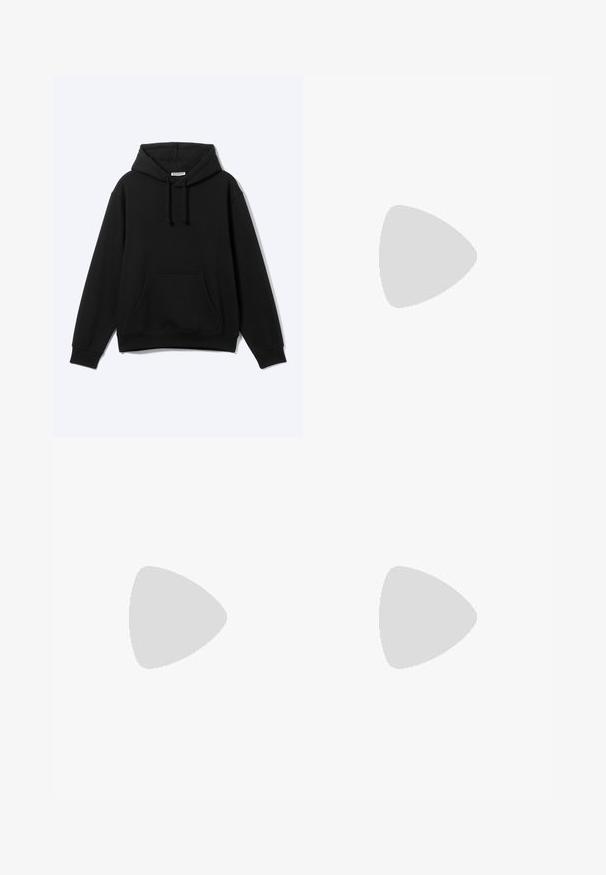 Schwarzer Pullover-Hoodie mit frontaler Kängurutasche und Kordelzugkapuze, flach auf hellem Hintergrund dargestellt.; Schlichtes weißes T-Shirt mit kurzen Ärmeln und Rundhalsausschnitt, mit einem kleinen "WEEKDAY"-Etikett an der Innenseite des Rückenkragens, auf einer flachen Oberfläche liegend dargestellt.; Hellblaue Jeans mit hoher Taille, weitem Bein, vorderen Taschen, Gürtelschlaufen und Knopf- mit Reißverschluss.; Braune Leder-Ankle-Boots mit Metallösen, weißem Kunstfellfutter, schwarzem gepolstertem Kragen, robustem Sohlenprofil und geprägtem Logo an der Seite.