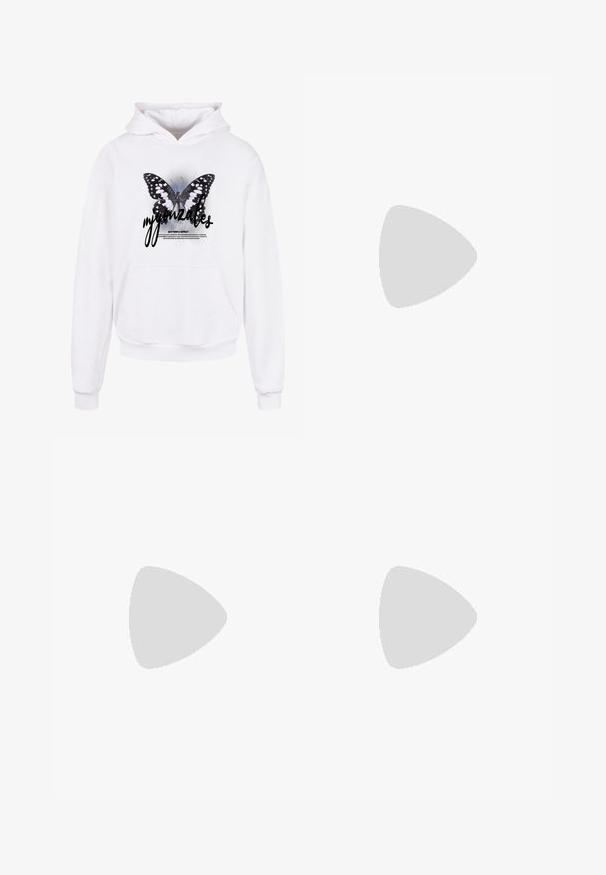 Witte hoodie met een vlinderafbeelding in zwart en roze, met de tekst "mygonzakes" eronder en "BUTTERFLY EFFECT" in kleinere letters daaronder.; Lichtblauwe denim jeans met een rechte pasvorm, voorzien van een contrasterende donkere denim tailleband en decoratieve zijkanten met een uniek patroon.; Zwarte hoge hakken sandalen met een sculpturaal rubberontwerp. Bevat gebogen banden en een chunky hak. Glad matte textuur.; Zwarte oversized zonnebril met gradient lenzen, vierkante vorm, dik plastic frame en gouden metalen accent op de tempels.