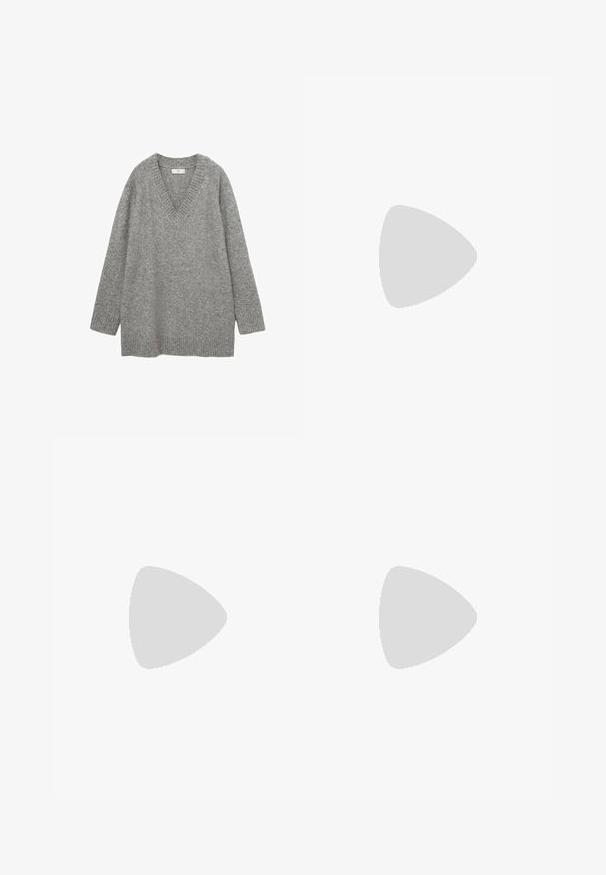 Grå strikket sweater med v-hals, lange ærmer, ribbede manchetter og kant. Blød tekstur, afslappet pasform og ingen synlige mønstre eller grafikker.; Sorte bredbenede bukser lavet af glat stof, med høj talje, læg foran, og uden synlige dekorationer eller mønstre.; Sorte læderstøvler over knæet med spidse tæer, flade såler og lynlåse i siden. Glat tekstur, elegant design uden pynt.; Sort skuldertaske i læder med stort, blødt design og et dybt, aflangt udskåret håndtag for nem bæring. Glat tekstur, minimalistisk stil.