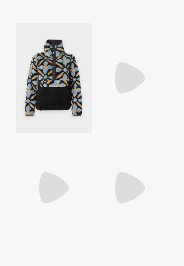 Fleece-overdel med høj krave, der har et blåt, sort og orange blomstermønster, trykknapslukning foran og en sort tekstureret nederste del.; Navyblå, langærmet, figursyet damebluse med en bred bådhalsudskæring og en glat, elastisk stoffinish.; Sorte højtaljede jeans med tapered ben, lukkes foran med knap og lynlås, for- og baglommer samt detaljer med metalnitter.; Sorte læder slingback hæle med spids tå, slank justerbar rem og en stiletto hæl på cirka 5 cm, glat tekstur.
