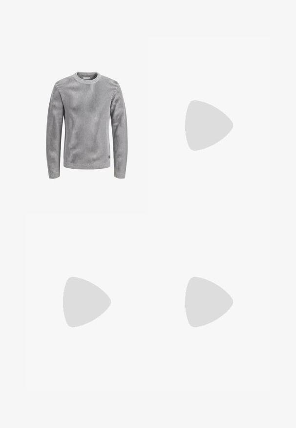Grijze geribbelde trui gemaakt van gebreid materiaal. Heeft een ronde hals, lange mouwen en een iets getailleerde pasvorm. Opvallende ribbelstructuur over de gehele trui.; Witte T-shirt met korte mouwen en ronde hals, plat gelegd, effen ontwerp, met een "WEEKDAY" label in de kraag op een lichte achtergrond.; Grijze wijde jeans gemaakt van denim met een vervaagde afwerking. Voorzien van voorzakken, riemlussen en een ritssluiting met knoopsluiting.; Zwarte leren instappers met een gladde afwerking, ronde neus, lage hak en decoratieve stiksels aan de voorkant. Rubberen buitenzool voor grip.