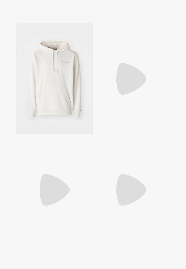 Krémová mikina s kapucňou, predným vreckom a vyšitým logom "tommy jeans" v svetlom modrom odtieni. Mäkká bavlnená látka.; Béžové tričko s krátkym rukávom a okrúhlym výstrihom s malým bielym logom "Tommy Hilfiger" na ľavej hornej časti hrudníka.; Svetlo modré denimové džínsy so strihom rovného nohu, päť vreciek, zapínanie na gombík, minimálne vyblednutie a kontrastné švy.; Čierne členkové topánky vyrobené z textúrovanej kože s okrúhlou špičkou, šnurovací dizajn a robustná čierna gumená podrážka. Obsahujú pútko na päte.