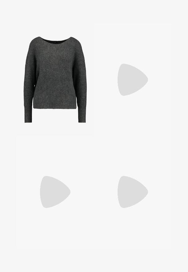 Dunkelgrauer Pullover aus einem weichen, strukturierten Stoff. Besitzt einen weiten Ausschnitt und lange, gerippte Ärmel mit einer lockeren Passform.; Schwarze hochgeschnittene Skinny-Jeans aus Denim mit leichtem Stretch, ausgestattet mit einem Reißverschluss, einem einzelnen Knopfverschluss und einem Fünf-Taschen-Design.; Schwarze Wildleder-Absatzsandale mit einem Knöchelriemen, silberner Schnalle, offenen Zehen und Blockabsatz. Flache Sohle und minimalistischer Stil.; Silberne Creolen mit einem dünnen, glatten Design; länglich-ovale Form; polierte Oberfläche; ausgestattet mit einem sicheren Hakenverschluss.