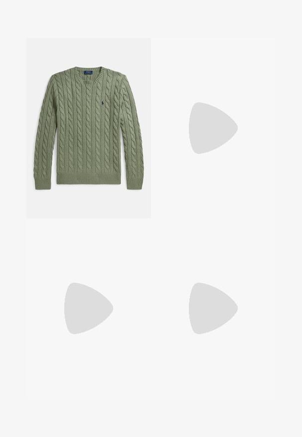 Grüner Strickpullover mit Zopfmuster, Rundhalsausschnitt, gerippten Bündchen und Saum sowie einem kleinen, gestickten Logo auf der Brust. Texturiert und mittleres Gewicht.; Weißes Langarmhemd aus Baumwolle, mit Button-Down-Kragen, einer einzelnen Brusttasche und einem kleinen navy Logo auf der linken Seite.; Beige Baumwollhosen mit geradem Bein, Gürtelschlaufen, vorderem Knopf, Reißverschluss und Seitentaschen.; Hellbrauner Veloursleder-Slipper mit genähten Details und kleinem besticktem Pferde-Logo an der Seite, mit niedrigem Holzabsatz und Schlupf-Design.