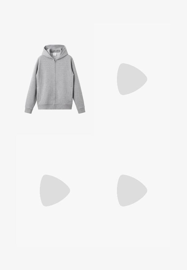 Grå lynlåstrøje med hætte lavet af blødt stof. Har et enkelt design, forlommer og ribbede ærmeafslutninger og kant.; Ensfarvet marineblåt stof med ingen synlige mønstre eller genstande.; Beige ribstrikkede shorts med elastik i taljen og en bundet snor foran i midten.; Sort læderloafer med en kraftig gummisål og klassiske penny-strap detaljer, vist fra ydersiden.