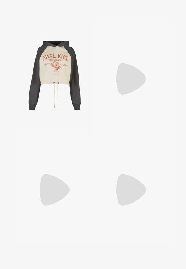 Nedskåret hoodie med cremegulv og grå ærmer. Har en snøre i kanten, trykt logo og et fuglegraphic i rustfarve.; Hvid ribstrikket cropped top med rund halsudskæring og sort broderet logo foran. Tætsiddende pasform, der sidder tæt til kroppen.; Beige cargo bukser lavet af et let materiale, med en sidelomme, lige ben design og justerbare snorekanter.; Hvid Nike Air Force 1 sneaker svævende over en betonoverflade med skygger i et minimalistisk miljø.