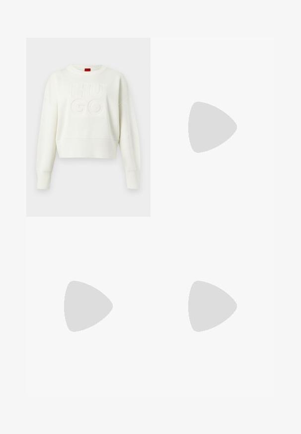 Weißer, gestrickter Pullover mit langen Ärmeln, gerippten Bündchen und Saum, versehen mit erhabenem "HUGO"-Text auf der Vorderseite und einem roten Etikett am Halsausschnitt.; Schwarz-weißer Hahnentrittmuster ärmelloser Top mit Rundhalsausschnitt und einem Reißverschluss auf der Rückseite. Hergestellt aus einem strukturierten Stoff.; Dunkelblaue, weite Jeans mit geometrischem Muster, aus Denim gefertigt. Mit Metallknopf, Reißverschluss und Kettelung der vorderen Taschen.; Schwarzer Sneaker mit strukturiertem Lederobermaterial, kontrastierenden grauen Akzenten, runder Spitze und flacher Sohle. Verfügt über Schnürsenkel und Markenlogo an der Seite.