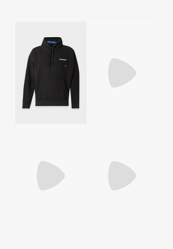 Čierna športová mikina Polo s predným vreckom, šnúrkovou kapucňou a bielym logom na hrudi a vo vnútri goliera.; Polo Ralph Lauren CUSTOM FIT STRETCH POPLIN SHIRT - Košeľa - white; Biele džínsové nohavice so strižením rovného strihu, s piatimi vreckami, kovovými gombíkmi a švovými akcentmi. Hladká textúra.; Biela nízka teniska s hnedou podrážkou, čiernym záplatou na päte, vyšitým logom hráča póla a bielymi šnúrkami.