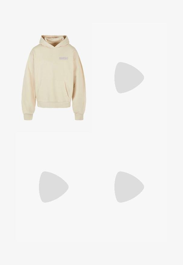 Cremefarvet hættetrøje med en frontlomme, snøre i hætten og ribbede håndled. Har "móónérö" trykt i lys lilla. Blanding af bomuldsstof.; Beige flannel skjorte med krave, der har to brystlommer, sorte knapper og lange ærmer med knapmanchetter.; Grå plisserede bukser lavet af glat stof, med lige ben-design, en enkelt knaplukning og skrå sidelommer.; Hvid lavtop sneaker med tekstureret sål, snørelukning foran og mørk hælflig på hvid baggrund.