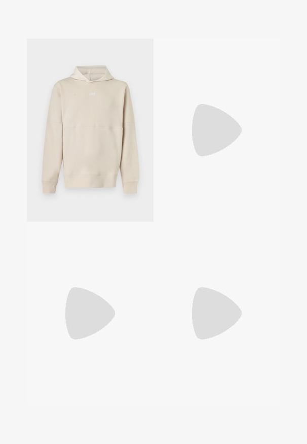 Beiger Nike-Hoodie mit langen Ärmeln und Frontlogo, mit Kapuze und gerippten Bündchen an Ärmeln und Saum.; Schwarze Cordhosen mit lockerer Passform, klassischem Bund und weit geschnittenen Beinen, weicher Textur und ohne sichtbare Muster oder Akzente.; Weißer Sneaker mit niedrigem Schaft, grünem Nike Swoosh-Logo, weißen Schnürsenkeln und transparenter Gummisohle, von der Seite auf neutralem Hintergrund gesehen.; Silberne verdrehte Kettenhalskette und passendes Armband mit verstellbaren Verschlüssen, flach auf einem weißen Hintergrund ausgelegt.