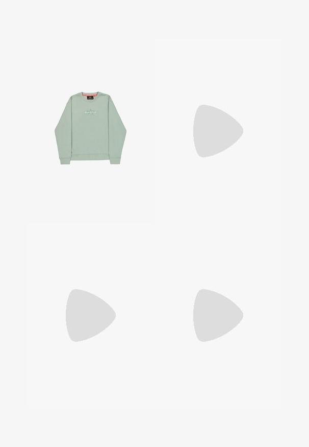 Groene sweatshirt met een ronde hals, ribgebreide manchetten en onderkant, en een subtiele grafische print op de borst. Zachte katoen materiaal.; Blauw Nike voetbalshirt met een geruit patroon, korte mouwen, v-hals ontwerp, witte accenten en een centrale ronde '90'-grafiek.; Lichtblauwe denim jeans met een hoge taille, wijde pijpen, subtiele vervaging, vijf zakken en knoopsluiting, met een rechte snit en zoom.; Donkerblauwe suède sneaker met crèmekleurige stripes, zwarte veters en een bruine rubberen zool. Heeft een gevoerde kraag en een logo op de zijkant.