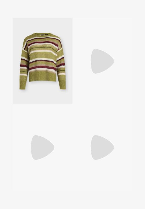 Grüner Strickpullover mit horizontalen Streifen in Weiß, Burgunderrot, Beige und Schwarz, langen Ärmeln und Rundhalsausschnitt.; Schwarze weit geschnittene Hose aus glänzendem Stoff mit einem elastischen Bund und Kordelzug, ausgestattet mit silbernen Hardware-Akzenten.; Schwarzer flacher Lederschuh mit geprägten Buchstaben auf der Spitze, vor einem beigen Teppich und braunen transparenten Möbeln im Hintergrund.; Schwarze Leder-Tote mit gerafftem Oberteil und glatter Oberfläche, ausgestattet mit zwei stabilen Griffen und einem kleinen goldenen Logo auf der Vorderseite.