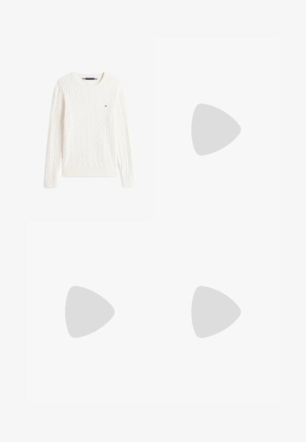 Hvid kabelstrikket langærmet sweater med rund hals og lille Tommy Hilfiger flaglogo på brystet.; Brun kortærmet polo med krave og to knapper, med et lille broderet Polo Ralph Lauren-logo på venstre bryst.; Beige chinos med en glat tekstur, slim fit, knaplukning og bæltestropper, der har et standard design til forlommer.; Lysebrun ruskindsslipper med snøre- og duskedetalje, syet moc-tå og gummiydersål, sidevisning.
