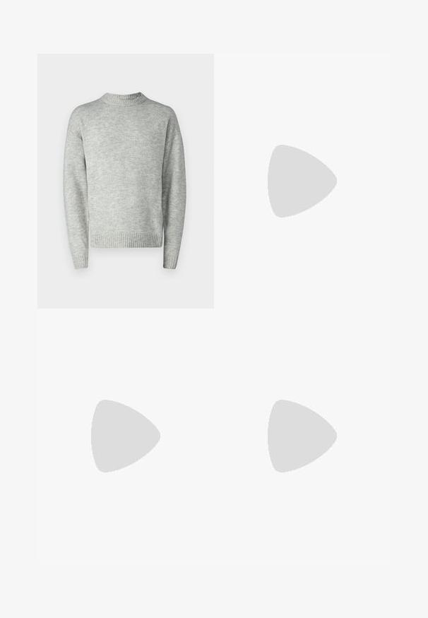 Lys grå pullover sweater, strikket tekstur, rund hals, lange ærmer, ribbede kanter og manchetter, afslappet pasform, minimalistisk design.; Fadede blå denim jeans med slim fit, der har slidte områder ved knæene, en knaplukning og fem-lomme design.; Hvid sneaker lavet af glat læder, rund tå, minimalistisk design, grå hælafsats og tekstureret gummisål.; Sort læder crossbody taske med en tekstureret finish, der har en top zip-lukning og en frontlomme med lynlås. Kompakt og kvadratisk design.