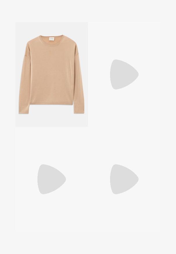 Beige Langarmpullover mit rundem Halsausschnitt, lockerer Passform und Rippdetails an den Bündchen und dem Saum. Weiche, glatte Textur mit minimalistischem Design.; Helleblaue, gerade geschnittene Jeans aus Denim. Mit einer mittelhohen Taille, Fronttaschen und leichten Used-Effekten auf dem Stoff.; Dunkelbraune Lackleder-Slingback-Sandale mit kittenabsatz und Zehensteg auf weißem Hintergrund.; Dunkelbraune Wildlederhandtasche mit kurzem Riemen und abgerundeter rechteckiger Form auf einem einfarbigen hellen Hintergrund.