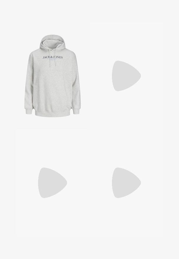 Lys grå hættetrøje med snore og "JACK & JONES" trykt hen over brystet i mørkeblå og lyseblå tekst.; Hvid bomulds T-shirt med "JACK & JONES" logo i sort med en rød rektangulær accent. Korte ærmer og rund hals. Glat tekstur.; Sorte sweatpants lavet af blødt bomuld med elastisk talje og snor. Har elastiske manchetter og sidelommer for praktisk anvendelse.; Hvide sneakers med sorte og grå detaljer, med en tekstureret grå tåhætte, sort gummisål og flade hvide snørebånd. Rent design, minimalistisk stil.