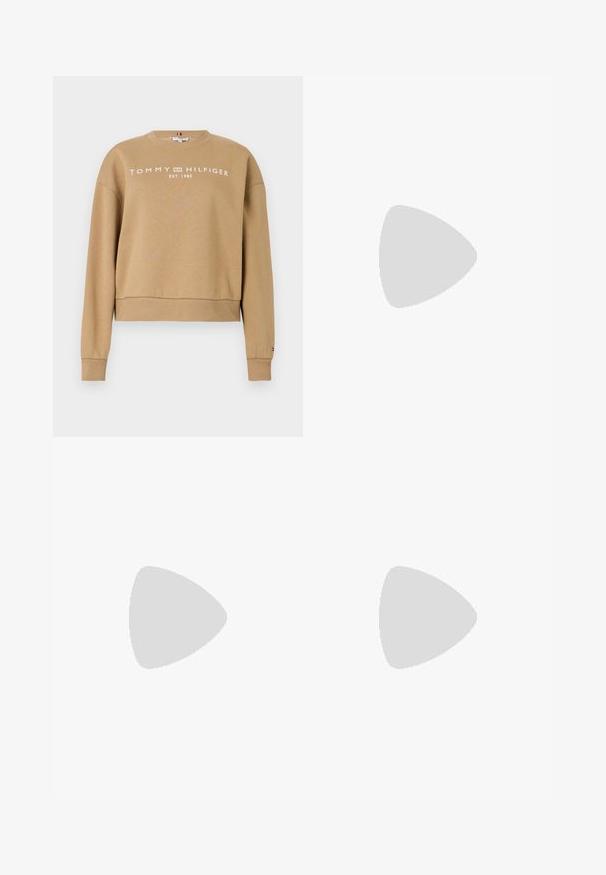 Hnedý sveter s rebrovanými manžetami a lemom. Na hrudi je biely nápis "TOMMY HILFIGER EST. 1985". Mäkká textúra, voľný strih.; Nohavice s širokými nohavicami v krémovej farbe, vyrobené z hladkej tkaniny. Majú plochý predný pás, záhyby pozdĺž nohavíc a uvoľnený strih.; Kožená slingbacková balerína krémovej farby s zaoblenou špičkou a malým zlatým emblémom na popruhu.; Béžová taška na prenášanie s hnedomi rukoväťami, malým zlatým logom umiestneným v strede pod rukoväťami a zipsom na zatváranie v hornej časti.