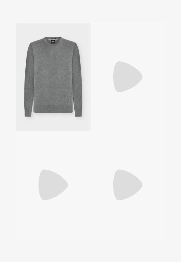Pull gris à manches longues avec col rond, poignets et ourlet côtelés, avec une petite étiquette de marque sur la couture latérale gauche.; Veste jaune moutarde à manches longues avec col, quatre boutons devant et trois poches avant sur fond uni.; Pantalon habillé sur mesure gris foncé avec fermeture par bouton et zip, passants de ceinture et coupe droite sur fond blanc.; Bottine en cuir noir avec des panneaux latéraux élastiques, bout rond et tirette. Texture lisse, semelle plate, design minimaliste.