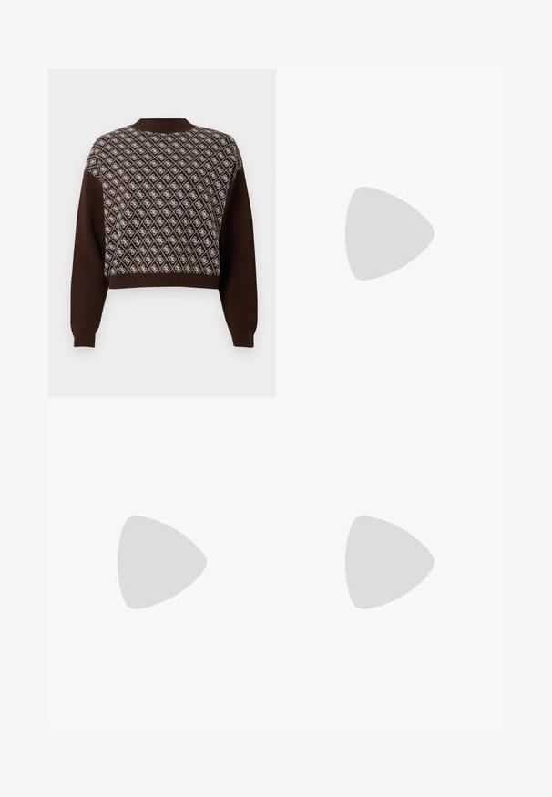 Brun langærmet sweater med mønster af hvide diamanter og logo-motiver på forsiden, rund halsudskæring og ribstrikkede manchetter og kant.; Burgundy faux læder mini-nederdel med en glat, blank tekstur og en tætsiddende silhuet. Har rene linjer og en lige kant.; Sort læderknehøj støvle med spids tå og kraftig høj hæl, vist i venstre sideprofil på hvid baggrund.; Beige læder håndtaske i halvmåneform med en enkelt skulderrem og minimal syning, sat mod en ensartet hvid baggrund.
