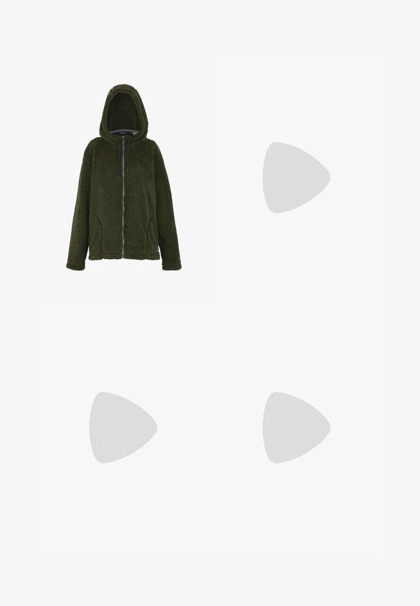 Donkergroene fleece hoodie met rits, voorzakken en donkerblauwe trekkoorden aan de capuchon.; Broek met een riem, voorzien van een mix van donkergroene en grijze stoffen, hoekig patchworkontwerp, meerdere zakken en verstelbare enkelbandjes.; Hoge zwarte rubberen laars met een gestructureerde afwerking, WODEN-logo op de zijkant en een versterkte zool met gesprenkelde accenten.; Donkergrijze rugzak met oprolbare bovenkant, voorvak met ritssluiting, zijkompressieriemen en ondervak met ritssluiting, weergegeven tegen een witte achtergrond.