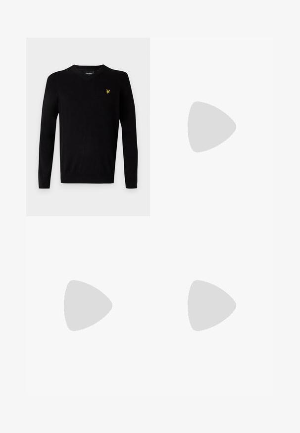 Sort v-hals sweater i et blødt strikmateriale, med lange ærmer og et gult broderet logo på venstre bryst. Simpelt design.; Beige kordfløjspants med elastisk talje, knaplukning og plisseelementer, har et lige ben-design og struktureret stof.; Skinnende sort læderloafer med remdetalje, placeret på beige tæppe nær et rundt brunt sofabord i et blødt oplyst rum.; Sorte solbriller med rektangulære linser, mat finish, tykke stel og slanke arme med en subtil brandingdetalje.