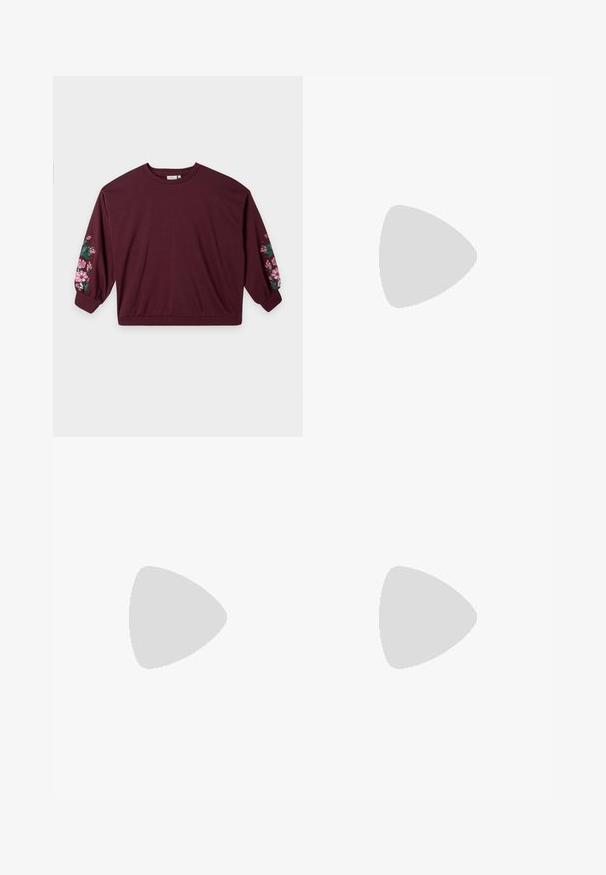 Mørkerød langærmet skjorte med ribbede manchetter og lyserøde blomsterprint på begge ærmer vist på ensfarvet baggrund.; ONLY Carmakoma Flared fit CARTHUNDER Mid waist - Flared jeans - black denim; Beige ruskind ankelstøvler med rund tå, snørebåndsdesign, polstret krave og en tekstureret sort gummisål.; Sort rektangulær håndtaske med kort håndtag og aftagelig skulderrem, præsenteret mod en lys, ensfarvet baggrund.