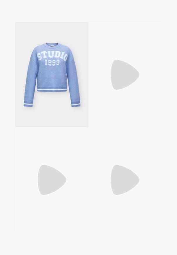 Jersey de punto azul claro con texto blanco "STUDIO 1993" en el pecho y puños y dobladillo a rayas blancas.; Vaqueros de mezclilla azul claro con un corte holgado, cintura alta, diseño de cinco bolsillos y un ligero deslavado a lo largo de las costuras de las piernas.; Zapatilla deportiva de cuero negro con tres rayas plateadas, punta texturizada y suela de goma. Cuenta con un collar acolchado y un diseño con cordones.; Bolso de mano acolchado en color rosa con un diseño redondeado, fabricado en material brillante. Presenta un asa fruncida y un cierre de cremallera para un acceso seguro.
