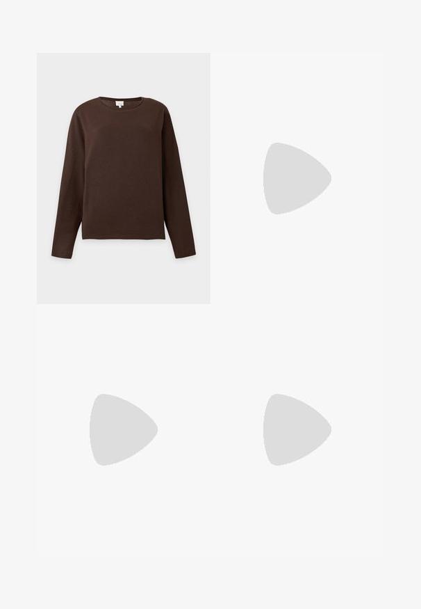 Mørkebrun langærmet sweater med rund hals og enkel, glat tekstur vist på en ensfarvet lys baggrund.; Beige linned cropped bukser med flad front, knaplukning og elastisk talje. Glat tekstur med minimale sømme og ingen lommer.; Brun læder slingback flad sko med guldfarvet spænde, placeret på beige tekstureret tæppe ved siden af rundt træbord med stablede bøger.; Brun ruskind skuldertaske med en enkelt rem og lynlåslukning mod en ensfarvet lys baggrund.