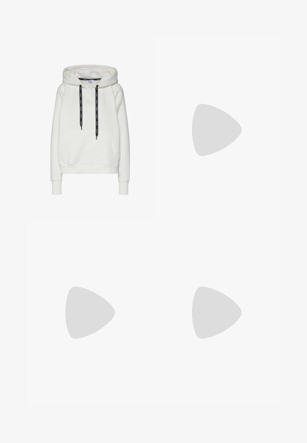 Weißes Sweatshirt mit Kapuze und schwarzen Kordeln, mit der Marke "LeGer,", mit einer aufgesetzten Fronttasche und gerippten Bündchen und Saum.; Gekürztes weißes Hemd mit spitzem Kragen, langen Ärmeln und glatter Textur. Verfügt über eine Frontblende mit passenden Knöpfen.; Schwarze weit geschnittene Hose aus glattem Stoff, mit vorderen Falten und einem passenden schwarzen Gürtel mit einer silbernen Schnalle.; Weißer Sneaker mit rotem Swoosh, blauen Akzenten an der Sohle und weißen Schnürsenkeln. Strukturierte Oberseite mit gestickten Details. Klassisches Design.