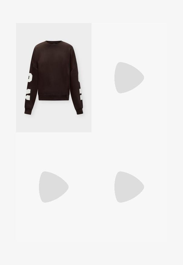 Mørkebrun langærmet sweatshirt med ribkanter på ærmer og kant og store hvide blokbogstaver på hvert ærme.; Bordeaux og tan leopardprint brede benjeans. Fremstillet af denim, med et klassisk fem-lomme design og metalhardwaredetaljer.; Beige ruskindsneakers med fluffy tekstur og cremede detaljer. Har flade snørebånd og små perforeringer for åndbarhed. Gummisål.; Kvinde iført en sort- og hvidmønstret bluse, der holder en blank rød skuldertaske mod en ensfarvet baggrund.