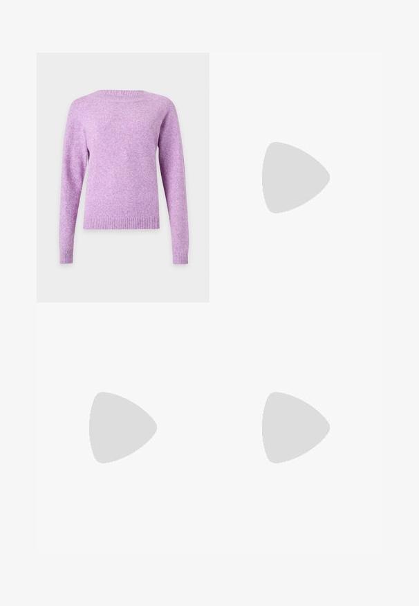Blød lavendel langærmet sweater med rund halsudskæring og ribstrikkede manchetter og kant, vist bagfra på en ensfarvet lys baggrund.; Hvid langærmet skjorte med knapper, spids krave og brystlomme, vist mod en ensfarvet baggrund.; Grå brede bukser lavet af blødt stof, med en elastisk talje og snor, der giver en afslappet pasform og en glat tekstur.; Sort mule sko med spids tå og tynd høj hæl, der svæver over en glat beton gulv med en sløret baggrund med lodrette striber.