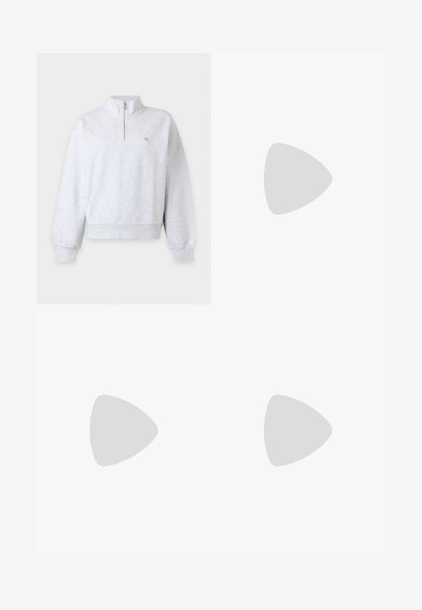 Hellgrauer Langarm-Sweatshirt mit halbem Reißverschluss und hohem Kragen, gerippte Bündchen und Saum, schlichtes Design mit kleinem Logo auf der Brust.; Weißes Baumwoll-T-Shirt mit Rundhalsausschnitt, weiter Passform und kurzen Ärmeln. In der Mitte befindet sich ein schwarzes "NEW BALANCE"-Logo. Schlichtes Design.; Marineblaue Jogginghose aus weichem Stoff, mit elastischem Bund und Zugband, taillierten Beinen und einem kleinen weißen Logo auf der Vorderseite.; Schwarz-weiße Nike Low-Top-Sneaker verfügen über ein glattes Leder-Obermaterial, eine runde Zehenpartie, eine Schnürung und eine gemusterte Gummisohle.