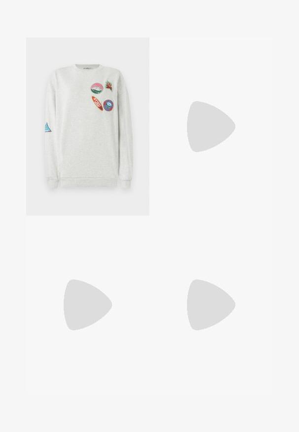 Lys grå sweatshirt med rund hals, der har fem farverige broderede lapper i forskellige former og designs på fronten og ærmet.; Lyseblå denimskjorte med lange ærmer, knaplukning foran, enkelt brystlomme og krydsbroderi detaljer på ærmerne.; Denimnederdel med en blanding af lyse og mørke blå stoffer, slidte lapper, høj talje og en frynset kant.; Sort læderballetsko med rund tå, glat tekstur, minimal syning og et fleksibelt såldesign.