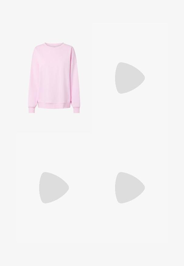 Lyserød langærmet sweatshirt med rund halsudskæring, ribstrikkede manchetter og kant, vist på en ensartet hvid baggrund.; Mørkelilla joggingbukser med elastik i taljen og snøre, afsmalnede ben og elastiske manchetter ved anklerne.; Grå atletiske sko med mesh-materiale og hvide accenter, parret med blå denimjeans, der er opkrøllet ved anklerne.; Vinrød læderhåndtaske med halvmåneform, lynlås og aftagelig rem. Glat tekstur med en subtil glans.
