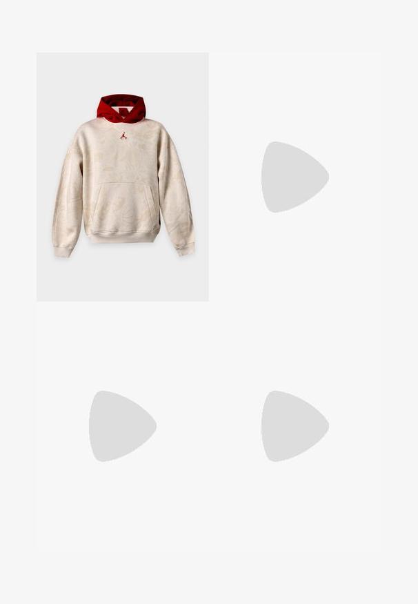 Beige hættetrøje med subtile grafiske mønstre, rød indvendig hætte, kængurulomme og lille rød Jumpman-logo på brystet.; Hvid kortærmet T-shirt lavet af bomuld, med et sort Jumpman-logo på brystet og en rund halsudskæring med et sort indvendigt mærke.; Lysegrå joggingbukser med elastisk talje, snor med røde ender og store klaplommer på begge lår.; Hvide sneakers med beige suede detaljer, røde accenter og mesh-paneler. Har en rund tå og luftpolstring i sålen for komfort.