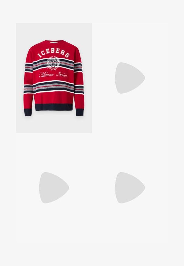 Roter Pullover mit Rundhalsausschnitt mit weißen, schwarzen und grauen horizontalen Streifen, Schriftzug „ICEBERG“, Emblem und Schriftzug „Milano Italia“ auf der Vorderseite.; Weißes Langarm-Hemd mit Knöpfen aus Baumwolle, ausgestattet mit einer Brusttasche mit tonalem Stickerei, einem Kragen und Knopfmanschetten.; Schwarze hoch taillierte weite Hose mit Gürtelschlaufen, vorderem Knopf und Reißverschluss vor einem schlichten weißen Hintergrund.; Paar schwarz-weiße Lederloafer mit goldener Kettenverzierung oben, vor schlichtem hellem Hintergrund.