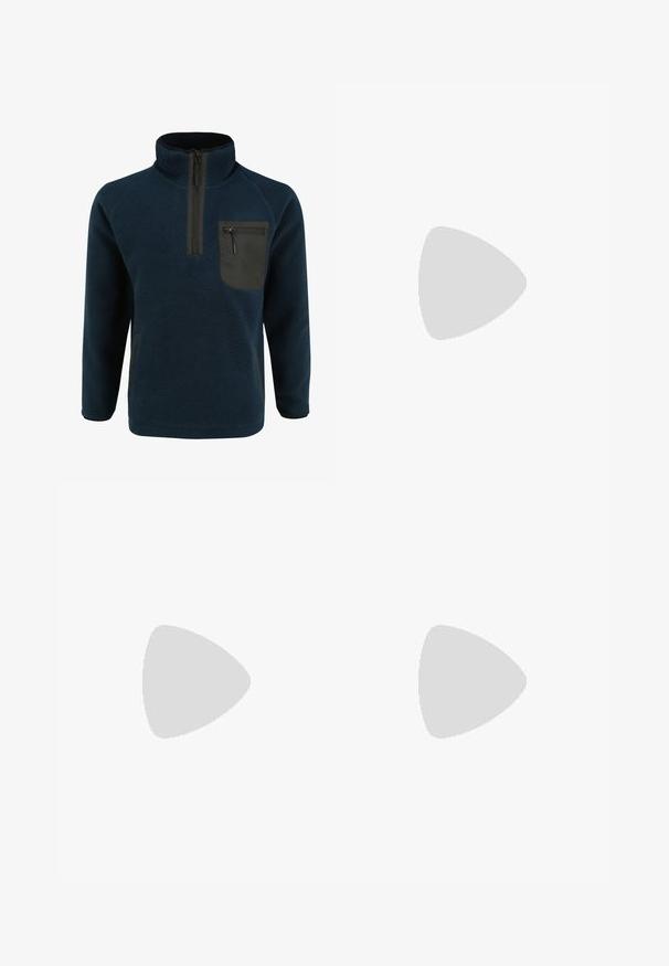 Fleece pullover i marineblå med halv-lynlås krave, med en sort brystlomme og struktureret stof. Inkluderer sidelommer.; Hvid bomulds t-shirt med korte ærmer og rund halsudskæring. Har et lille rødt Levi's logo på venstre bryst. Flad design, uden mønstre.; Lyseblå højtaljede lige ben jeans med knap foran, lynlåslukning, bæltestropper og fem-lomme design på hvid baggrund.; Steve Madden HENRIES - Støvletter - black
