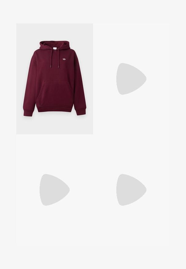 Weinroter Kapuzenpullover mit vorderer Kängurutasche, Kordelzug an der Kapuze, gerippten Bündchen und Saum sowie kleinem weißem Trefoil-Logo auf der linken Brust.; Graue Denim-Jeans mit weitem Bein und leichter Ausbleichung, fünf Taschen, kontrastierenden Nähten und einer lockeren Passform. Keine sichtbaren Muster oder Verzierungen.; Schwarze Leder-Ankle-Boots mit strukturierten Oberflächen, runder Zehenpartie, Schnürdesign, gelben Nähten und einer dicken, gerippten schwarzen Plateausohle.; Schwarze lederne Handtasche mit glatter Textur. Verfügt über einen verstellbaren Riemen und ein elegantes, minimalistisches Design mit einem Reißverschluss.