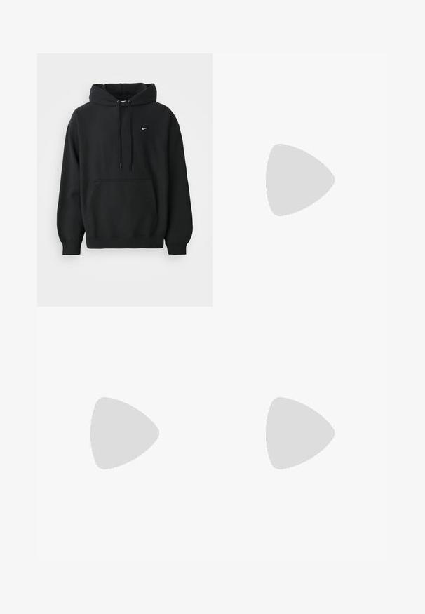 Čierna mikina Nike s predným vreckom, kapucňou so šnúrkou, patentnými manžetami a malým bielym logom Nike na hrudi.; Sivý krátky rukáv T-shirt vyrobený z bavlny, s čiernym logom Nike na hrudi a okrúhlym výstrihom. Minimalistický dizajn bez vzorov.; Olivové cargo nohavice s elastickým pásom, šnúrkovým zapínaním, bočnými vreckami a značkovým logom na stehne. Hladká zmes bavlny.; Biela teniska Nike Air Force 1 so sivým logom swoosh, ktorá visí nad kamenným povrchom a sivou kamennou stenou v pozadí.