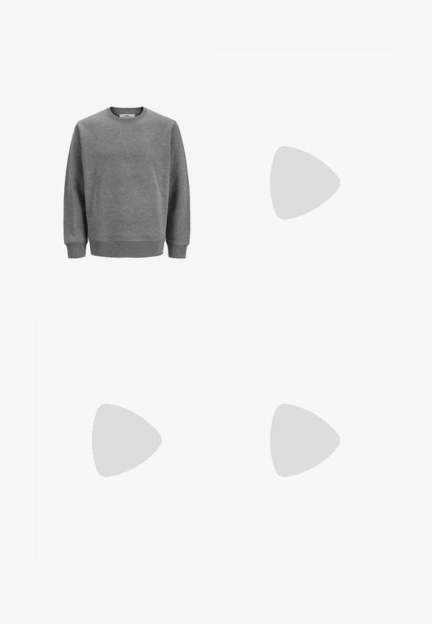 Grijze sweatshirt gemaakt van een katoenmix, met een ronde hals, ribgebreide manchetten en zoom. Subtiel reliëflogo op de voorkant. Klassieke pasvorm.; Witte katoenen T-shirt met een ronde hals, korte mouwen en een klein logo-detail in de bovenste linkerhoek. Regular fit ontwerp.; Grijze denim jeans met een rechte pasvorm, vijf zakken en een subtiele vervaagde afwerking. Voorzien van een knoop- en ritssluiting.; Witte Lacoste-sneaker met veters zwevend boven houten vierkante tegels en kleine grijze kiezelstenen, wazige achtergrond van een boom en een muur.