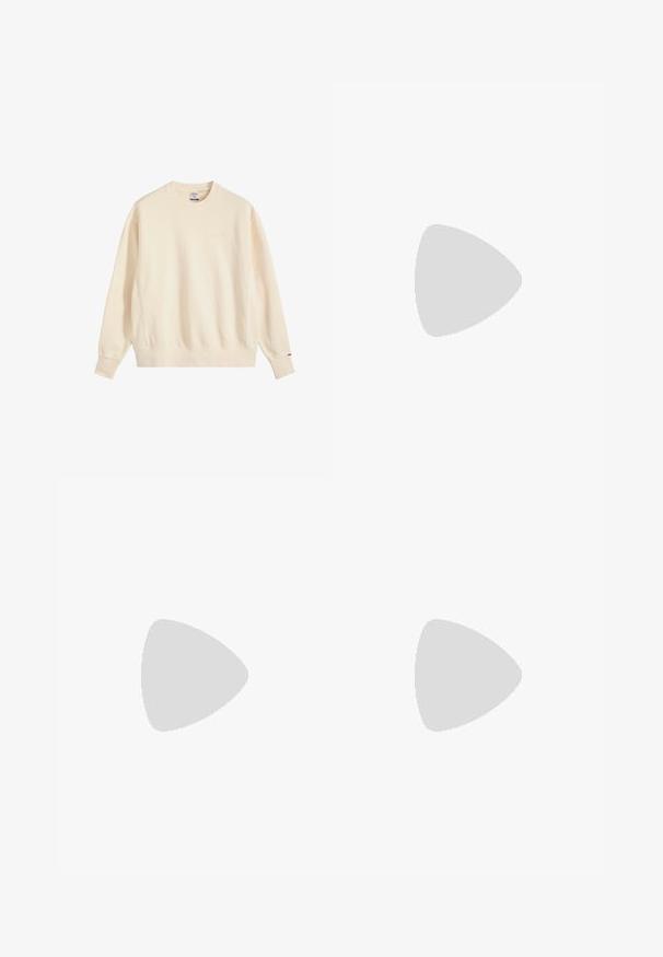 Beige sweatshirt met lange mouwen en ronde hals, geribbelde manchetten en zoom, kleine logo-borduring op de borst, en een rood label op de linkermouwmanchet.; Effen wit oversized T-shirt met korte mouwen en een ronde hals, met een zwart label aan de binnenkant van de achterkant van de kraag, getoond op een lichte achtergrond.; Lichtblauwe hoge taille straight-leg jeans met een knoop aan de voorkant, zakken en een klein gemerkt metalen label op de rechter voorkzak.; Witte canvas sneakers met een rubberen zool, vetersluiting en een klein logolabel aan de zijkant. Gewreven wit bovenwerk en een bruine zool.