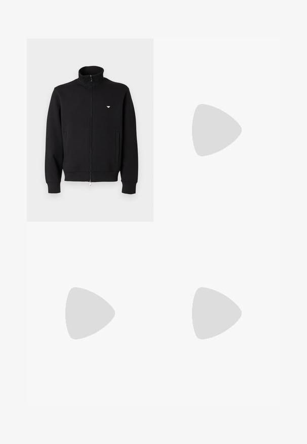 Zwarte zip-up trui met een hoge kraag, voorzien van twee voorzakken en een klein, goudkleurig embleem op de linkerborst. Zachte stoftextuur.; Zwart geribd poloshirt met korte mouwen en drie knopen, beige strepen op de manchetten en zoom, en een klein gouden "FP"-logo op de linkerborst.; Lichtblauwe jeans met hoge taille, wijde pijpen, steekzakken aan de voorkant, riemlussen en een knoopsluiting.; Zwarte leren cowboylaars met ingewikkelde geëmbosseerde ontwerpen, spitse neus en een lage gestapelde hak met metalen accenten.