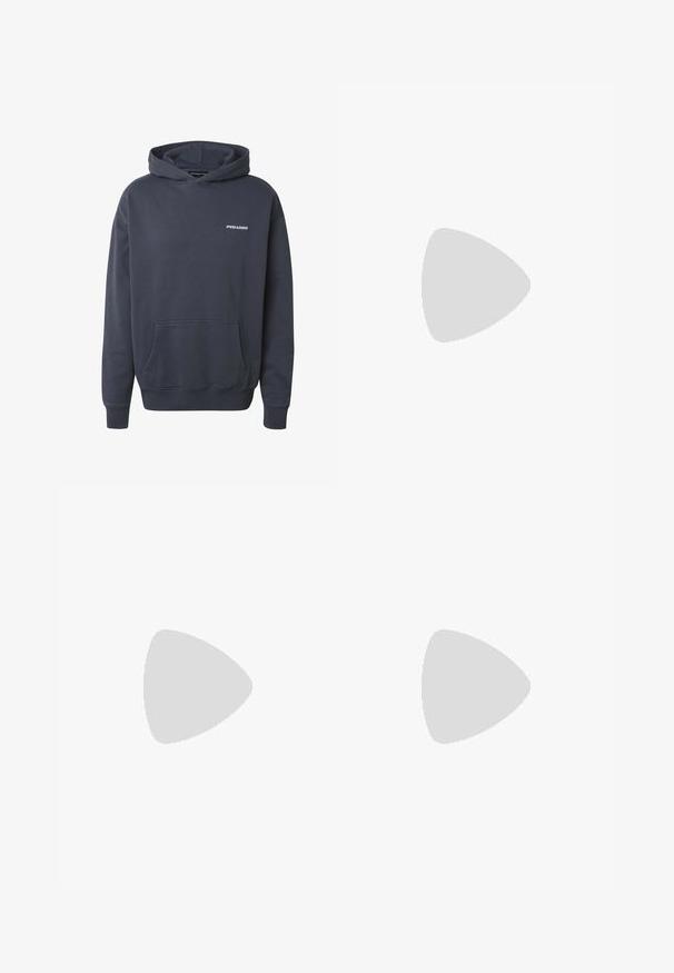 Mørkegrå hættetrøje med forreste kængurulomme og lille hvid "PEGADOR"-logo på venstre bryst.; Hvid polo-shirt med korte ærmer, krave og to-knappet åbning, vist på en ensartet baggrund.; Brune vidde bukser lavet af bomuld, med et klassisk fem-lommers design, lynlås i gylpen og synlige syningsdetaljer.; Brune lædersneaker med rund tå, snørebåndsdesign, subtile syninger og tekstureret gummisål for godt greb.